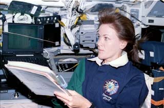 STS-91 Mission Specialist Janet Kavandi conducts Detailed Test Objective (DTO) 700-11, Orbiter Space Vision System (OSVS) OPS in the orbiter aft flight deck. 